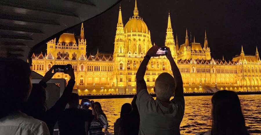 Budapest: Nighttime or Daytime Sightseeing Cruise - Getting to Dock 1/B on the Buda side