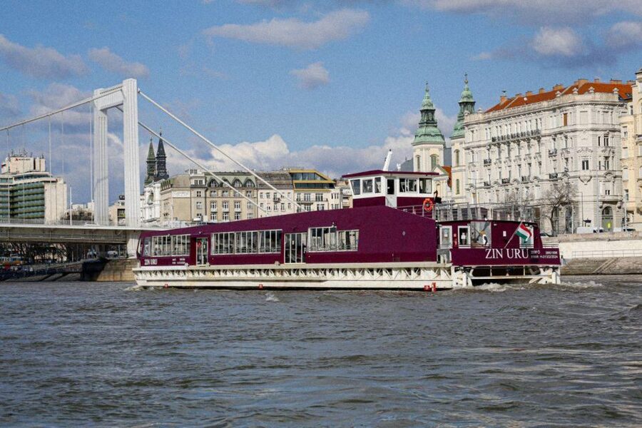 Budapest: Nighttime or Daytime Sightseeing Cruise - Weather, comfort, and small practical details