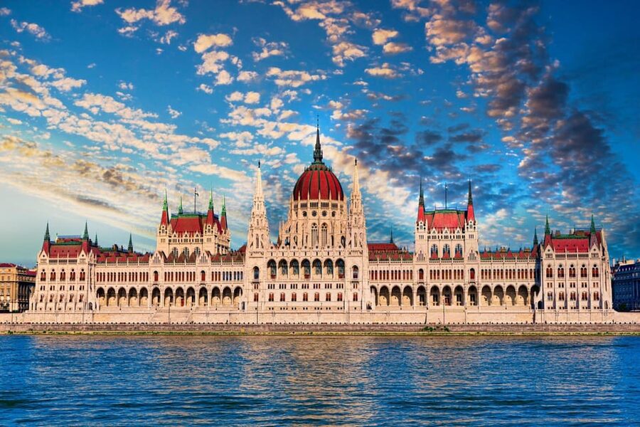 Budapest Old Town and Top Attractions Private Walking Tour - A compact route through Budapest’s political heart