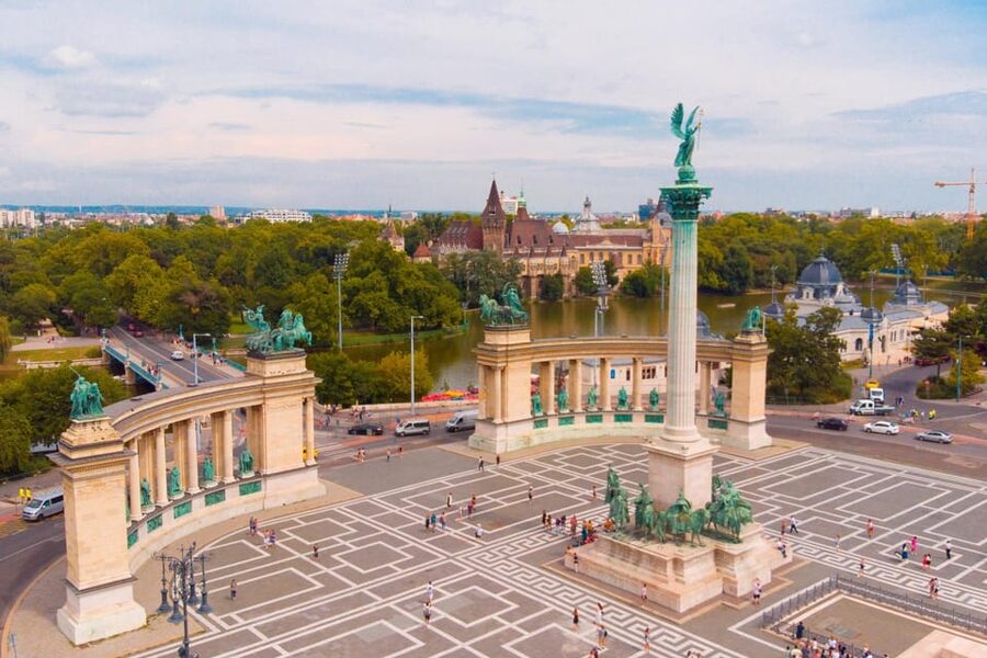 Budapest Old Town and Top Attractions Private Walking Tour - St. Stephen’s Basilica and the royal connection