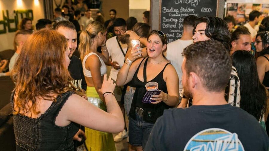 Budapest: Party District Bar-Hop with 2hr Unlimited Drinks - Key points at a glance