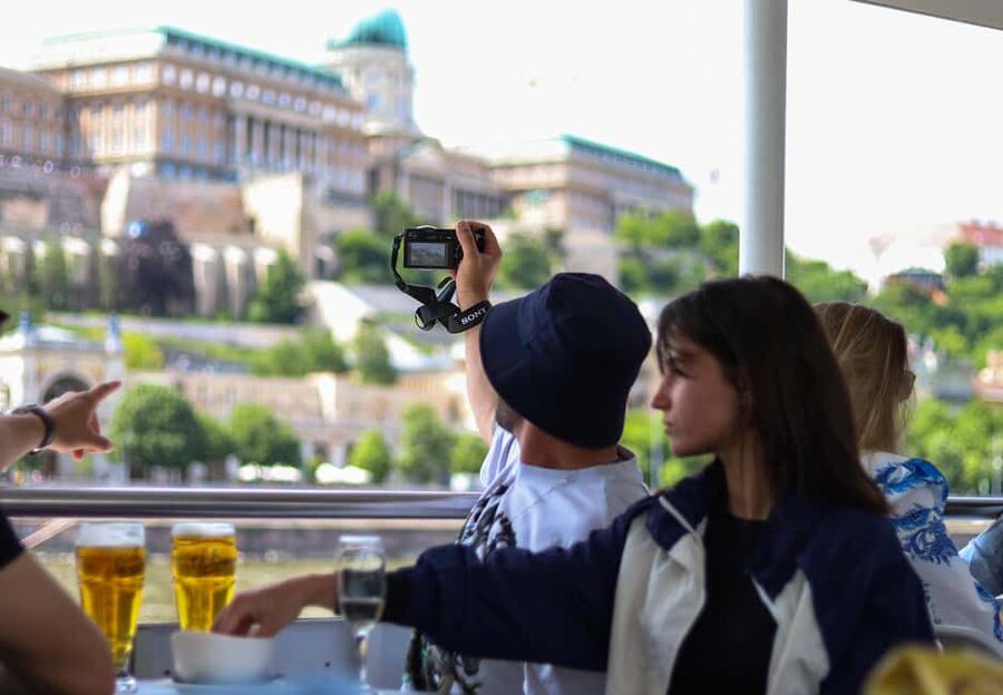 Budapest: Pizza Cruise - Music, decks, and the right time to go