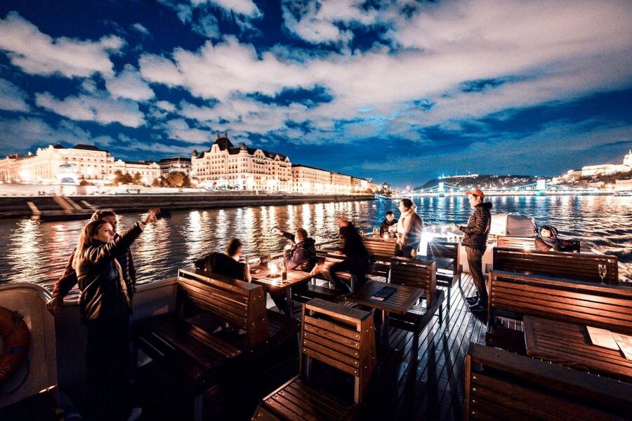 Budapest: Premium Sightseeing Cruise with Tokaj Frizzante - Is the $12 price worth it?