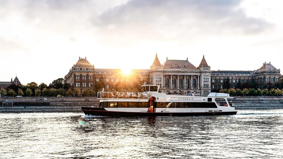 Budapest: Premium Sightseeing Cruise with Tokaj Frizzante - A refurbished boat with a 1960s and 1970s feel