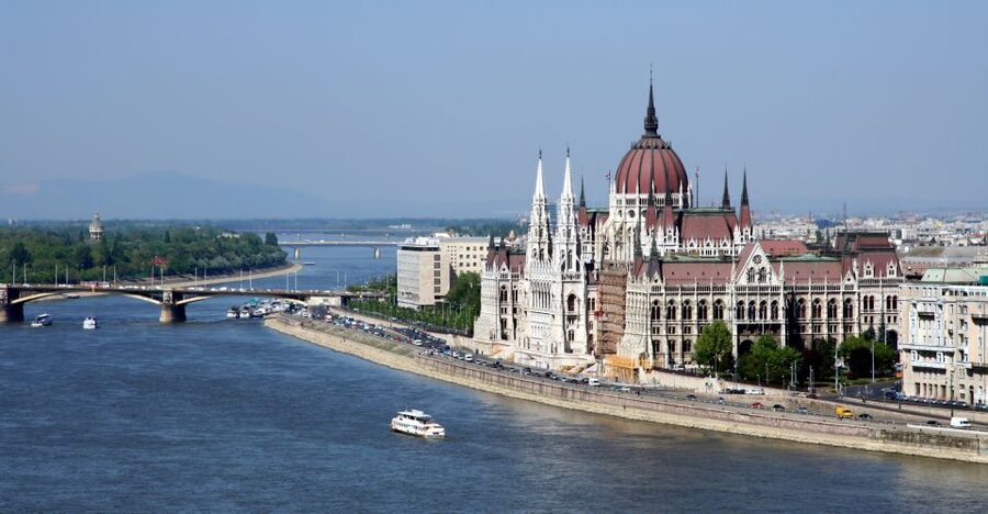 Budapest: Private 3-hour Guided City Tour by Bus - Who Should Book This Tour?