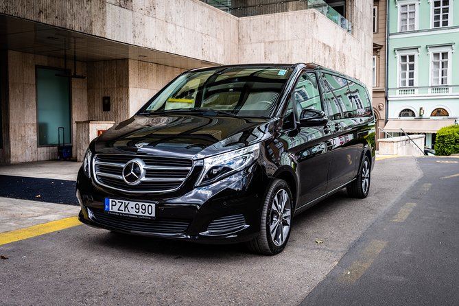 Budapest Private Airport Transfer in a Luxury Minivan - A calm first half-hour in Budapest