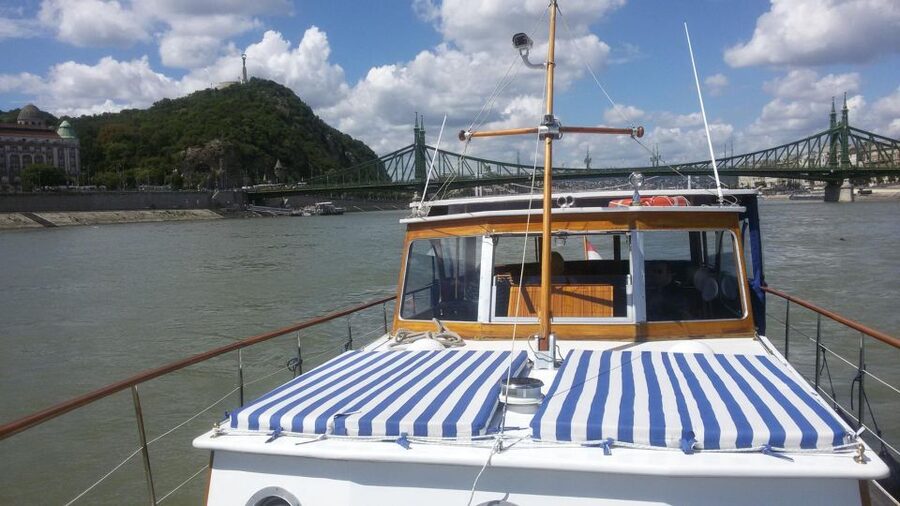 Budapest: Private Danube Yacht Cruise with Welcome Drink - Who should book this yacht cruise