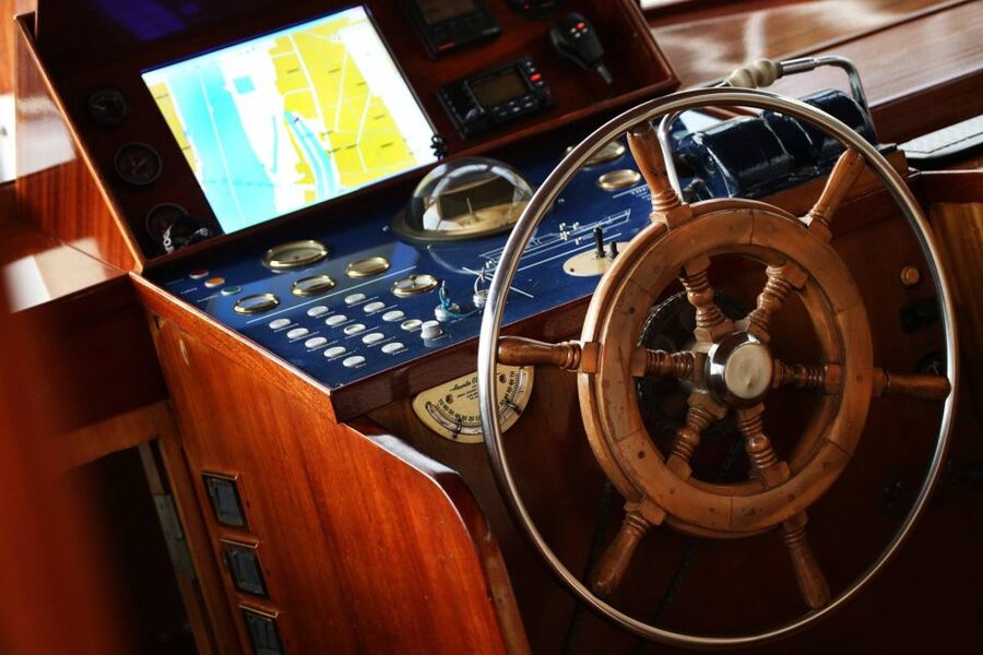 Budapest: Private Danube Yacht Cruise with Welcome Drink - The central hour: Parliament, bridges, and Buda Castle