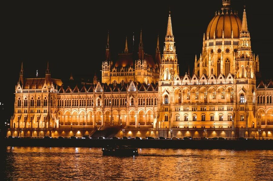 Budapest: Private Danube Yacht Cruise with Welcome Drink - Why the sunset departure is worth considering