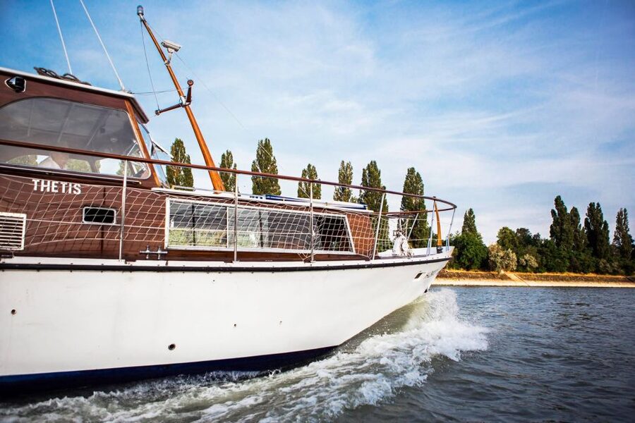 Budapest: Private Danube Yacht Cruise with Welcome Drink - Food, drinks, and the onboard mood