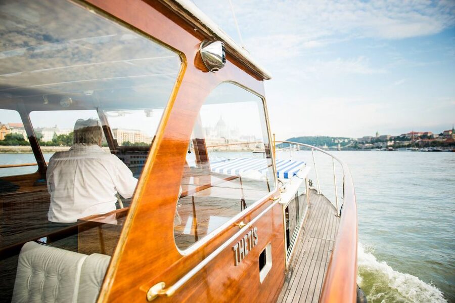 Budapest: Private Danube Yacht Cruise with Welcome Drink - What the private format is really worth