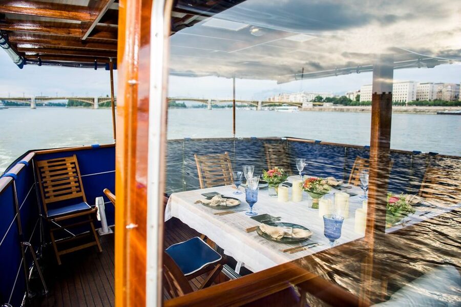 Budapest: Private Danube Yacht Cruise with Welcome Drink - The downtown departure near Erzsébet Bridge
