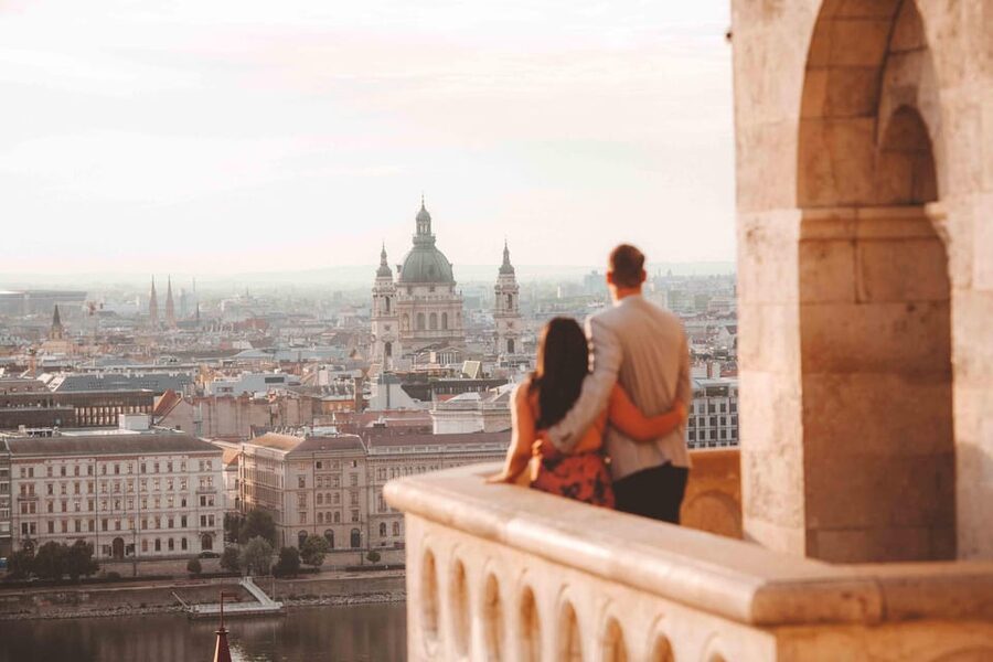 Budapest: Private Photoshoot & Sightseeing - Crossing Chain Bridge in a 20-minute photo stop