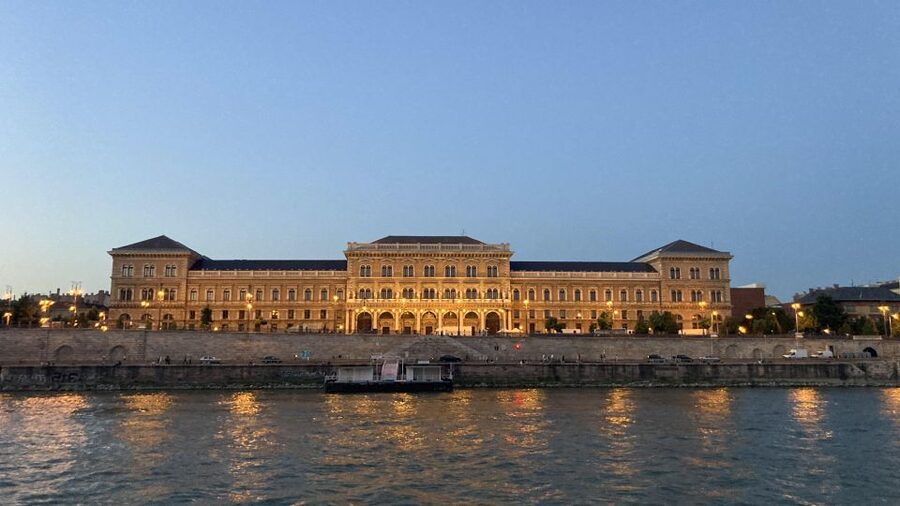 Budapest: Private Sightseeing Tour by car - The Jewish Quarter and eastern Pest