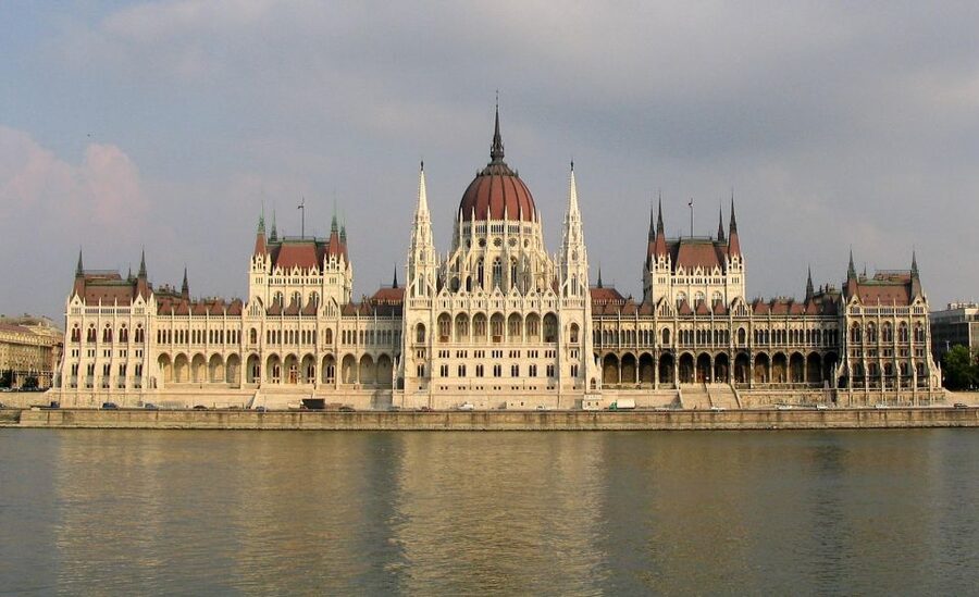 Budapest: Private Walking Tour of City with Spanish Guide - Key points at a glance