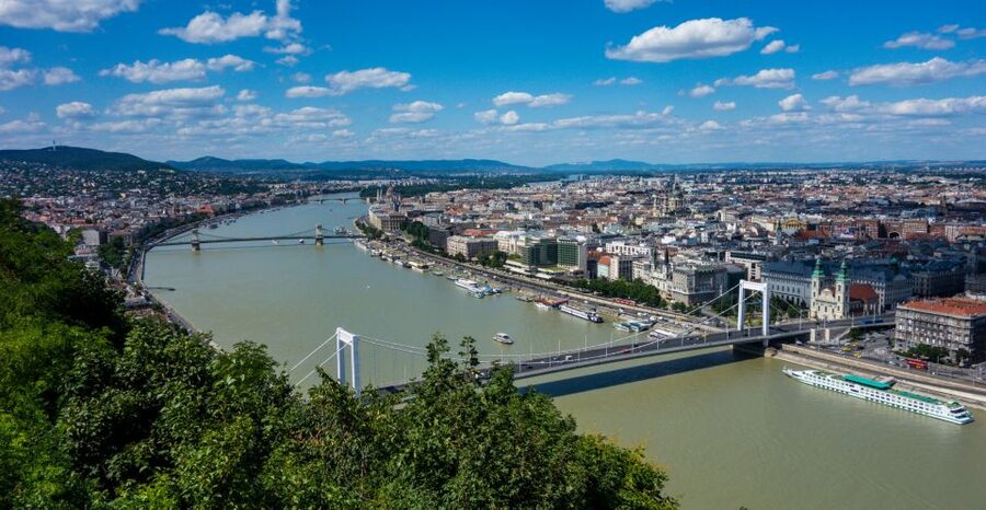 Budapest: Private Walking Tour of City with Spanish Guide - A private way to connect Buda and Pest