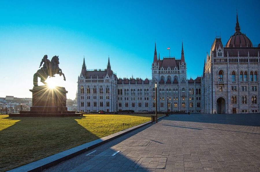 Budapest: Private Walking Tour of City with Spanish Guide - St. Stephen’s Basilica and central Pest