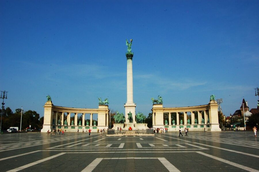 Budapest: Private Walking Tour of City with Spanish Guide - Central Market Hall and the practical side of the walk