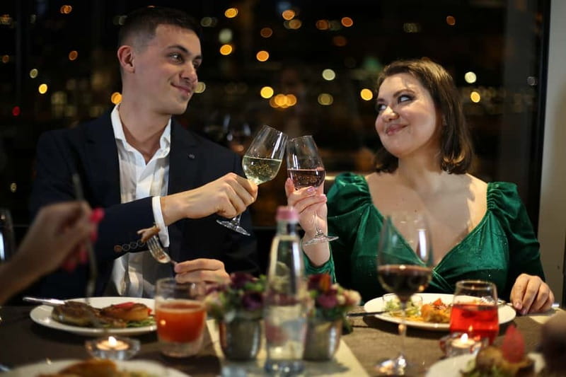 Budapest: Prosecco Dinner Cruise with Live Music - The four-course meal and welcome Prosecco