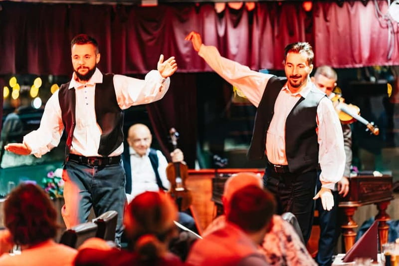 Budapest: Prosecco Dinner Cruise with Live Music - Window seats, views, and photography