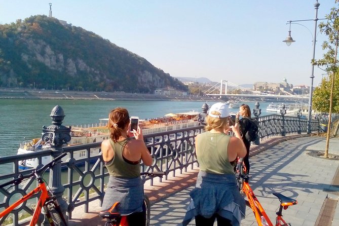 Budapest relaxed bicycle tour at sunset - Returning over the Chain Bridge