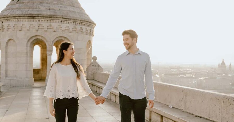 Budapest: romantic photoshoot at Buda's iconic sightseeings - Meeting at the Szent László statue