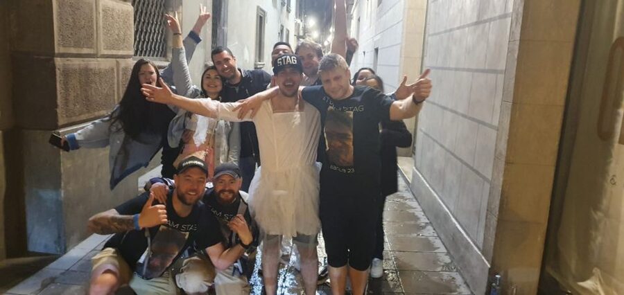 Budapest: Ruin Bar Pub Crawl with Entry Tickets - Who should book this night out