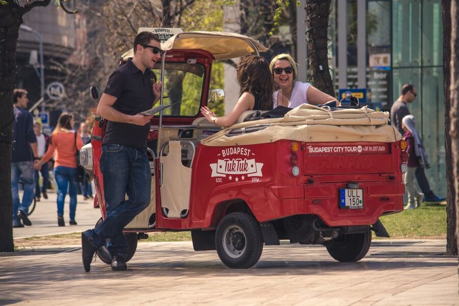 Budapest: Scenic Tuk Tuk Tour - The Citadel, Chain Bridge, and Danube views