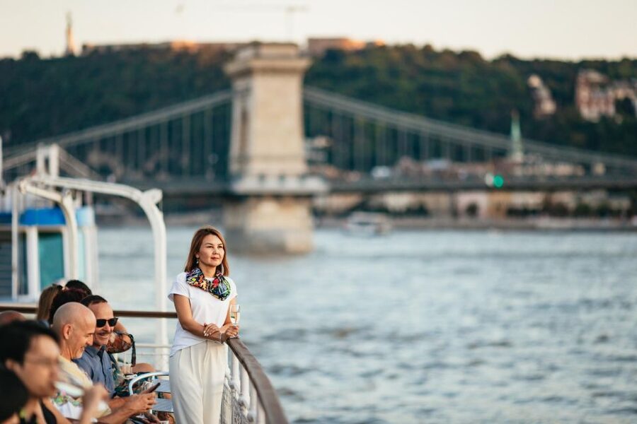 Budapest: Sightseeing Cruise on the Danube - Parliament and the Pest riverbank