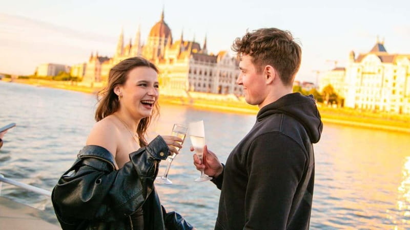 Budapest: Sip and Sail River Cruise with Unlimited Prosecco - The real experience: a sightseeing cruise with a party heartbeat