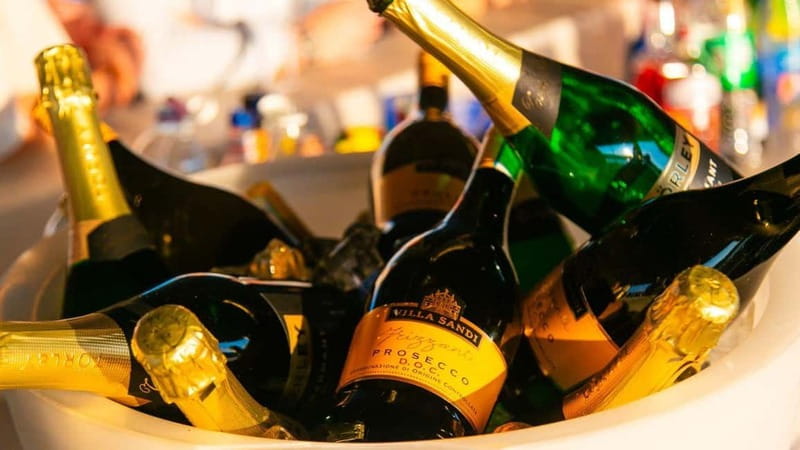Budapest: Sip and Sail River Cruise with Unlimited Prosecco - Parliament and the northern turn