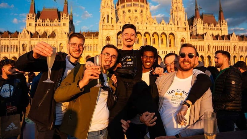 Budapest: Sip and Sail River Cruise with Unlimited Prosecco - The return past Gresham Palace and Vigadó