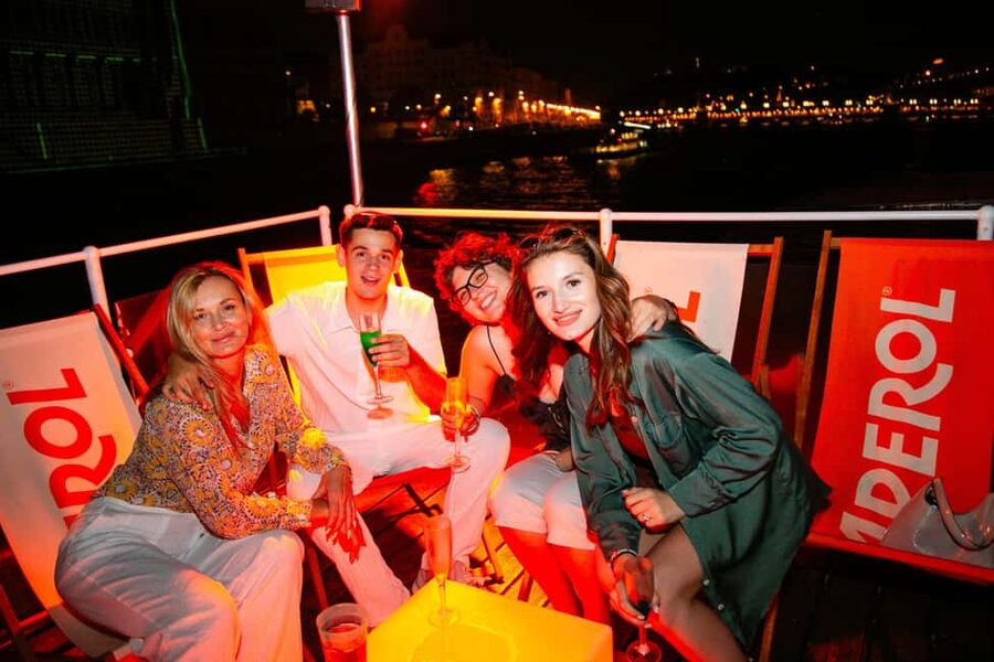 Budapest: Sip & Sail Danube Cruise with Prosecco Cocktails - The welcome drink and onboard bar