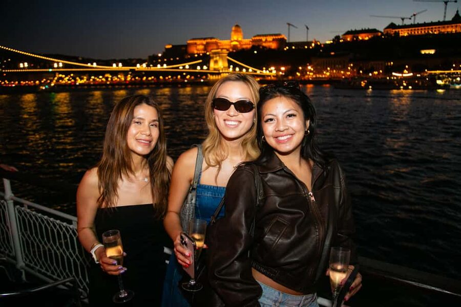 Budapest: Sip & Sail Danube Cruise with Prosecco Cocktails - Elizabeth Bridge, Gellért Hill, and the Liberty Statue