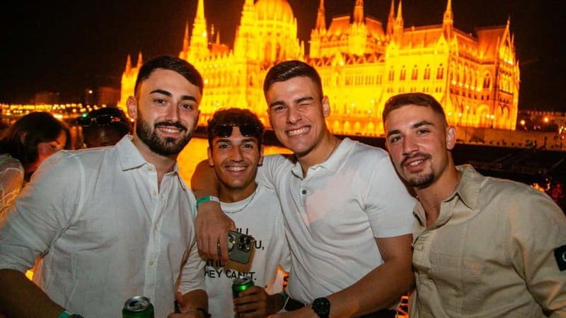 Budapest: Sip & Sail Danube Cruise with Unlimited Beer - Returning through the heart of Pest