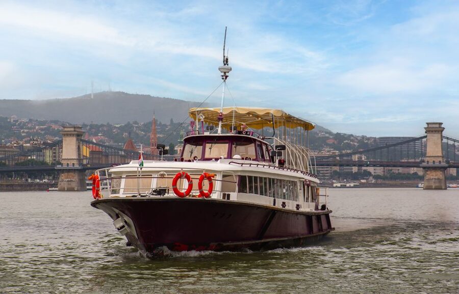 Budapest: Skyline Sightseeing Cruise with Parliament View - What the one-hour route shows you