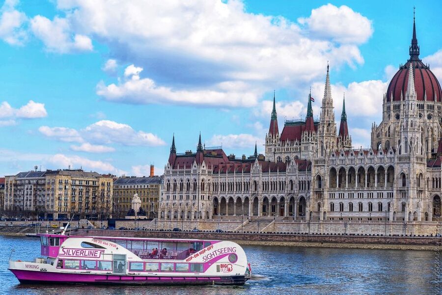 Budapest: Skyline Sightseeing Cruise with Parliament View - Food, drinks, and the onboard atmosphere