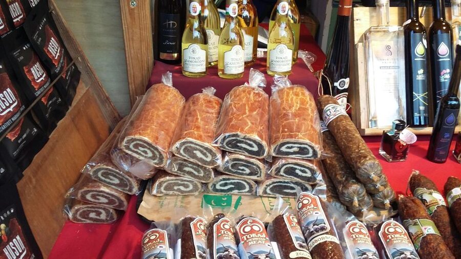 Budapest Streetfood Heaven: Tasting and Markets with a local - Choosing the Pest market