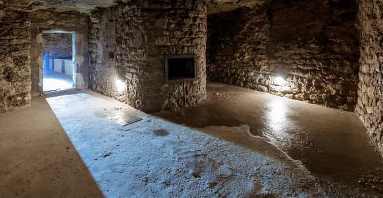 Budapest: The WWII Siege of Buda Castle & Bomb Shelter Tour - Úri Street: history written into the walls