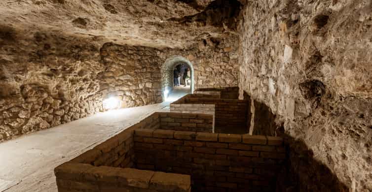 Budapest: The WWII Siege of Buda Castle & Bomb Shelter Tour - Meeting at Dísz Square and getting started