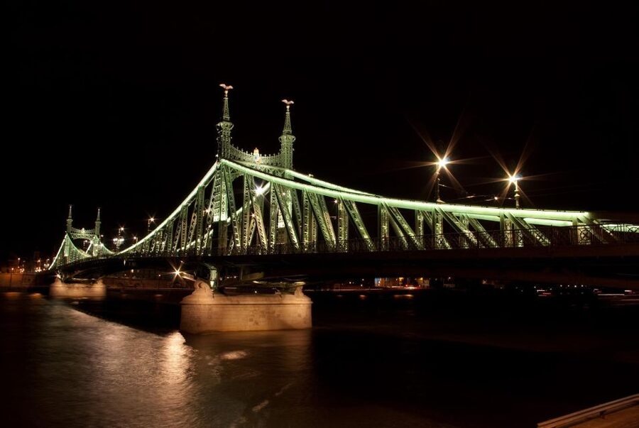 Budapest: Unlimited Prosecco and Wine Sightseeing Cruise - Settling in onboard