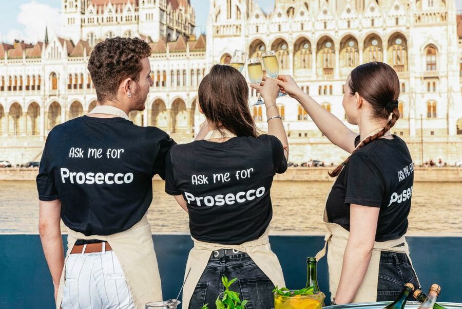 Budapest: Unlimited Prosecco, Beer and Aperol Spritz Cruise - Is $28 good value?
