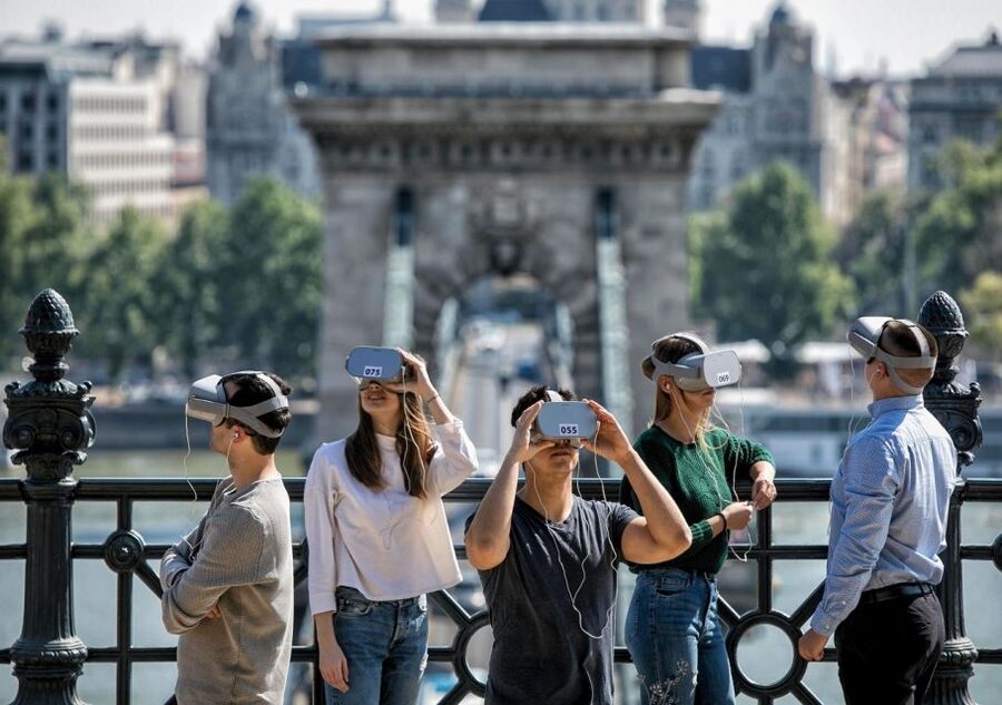 Budapest: Virtual Reality Tour in 8 Languages - Who will enjoy this Budapest VR tour