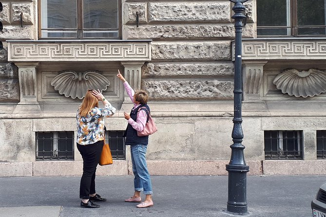 Castle district walk with legends - Hidden courtyards and Kapisztrán Square