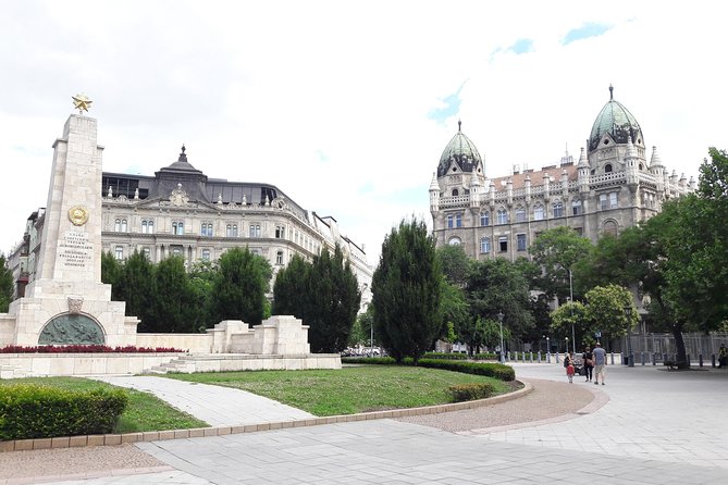 Comprehensive sightseeing tour - Matthias Church and what is not included