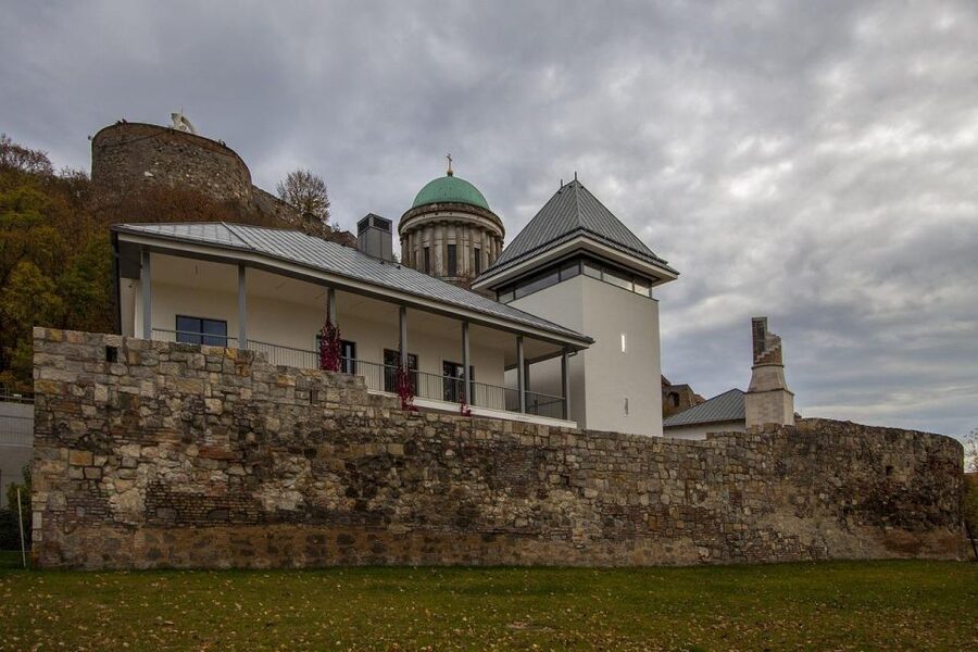Danube Bend: Private 8-Hour Full Board Tour from Budapest - A quick look across the Danube into Slovakia