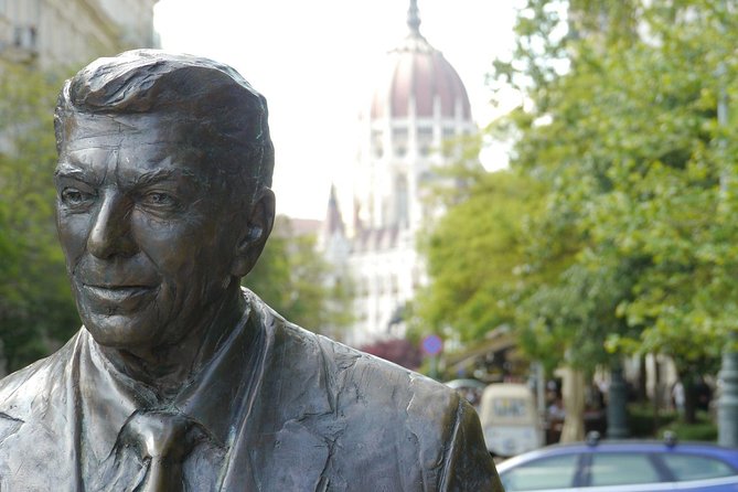 Downtown Pest Walking Tour - Ronald Reagan and the end of the Iron Curtain