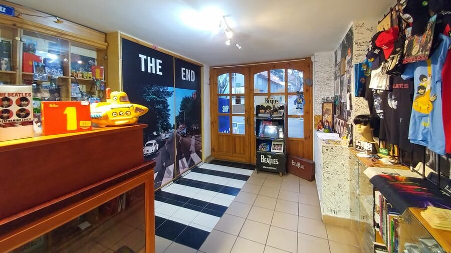 EGRI ROAD BEATLES MUSEUM - The Yellow Submarine and Sgt. Pepper photo stops