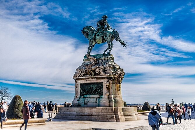 Essential Walking Tour - Crossing to Buda by public transport