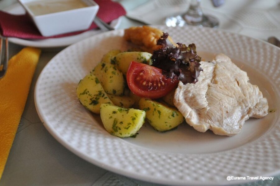 From Budapest: Full-Day Danube Bend Tour with Lunch - Szentendre and the short walk through the old center